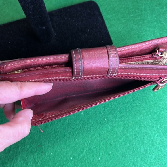 FOSSIL VINTAGE IN RICH RED LEATHER LONG WALLET - Picture 3 of 15